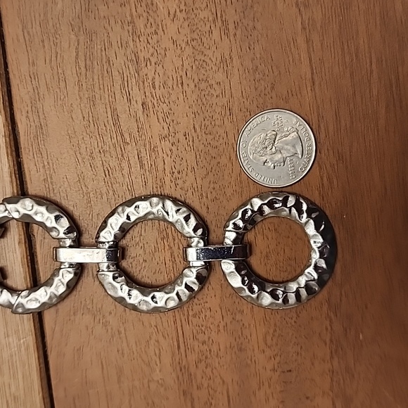 Silver colored necklace w 5 circles - Picture 7 of 7